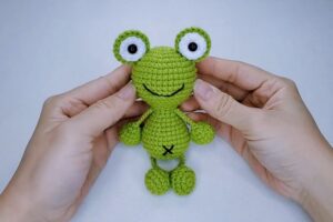 How to Crochet Leggy Frog Amigurumi (Tutorial for Beginners)