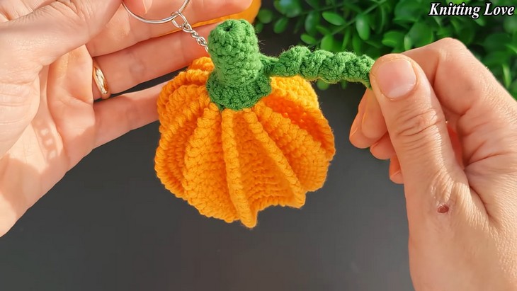 Crochet 3D Pumpkin Keychain (1)
