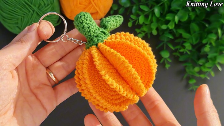 Crochet 3D Pumpkin Keychain (4)