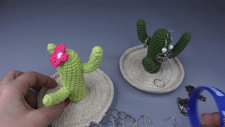 Crochet Cactus Jewelry Holder (2)