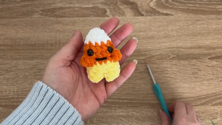 Crochet Candycorn Keychain pattern (1)