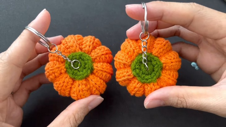 Crochet Pumkin Keychain (2)