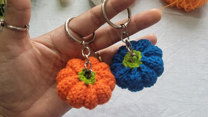 Crochet Pumpkin Keychain Pattern (4)