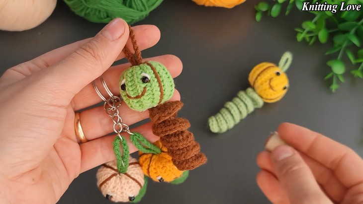 Crochet Pumpkin Worm Keychain (2)