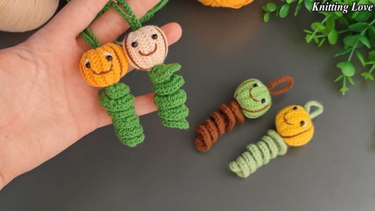Crochet Pumpkin Worm Keychain (5)