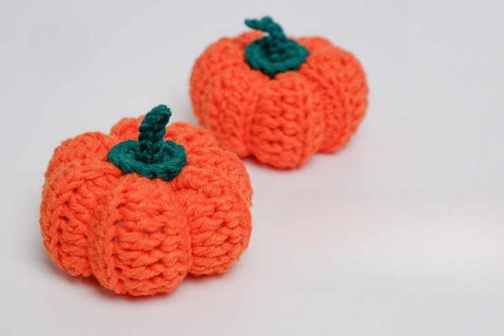 Crochet a set of fall pumpkins