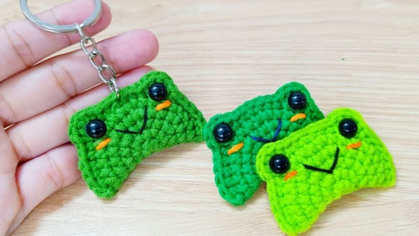 Crochet frog amigurumi & accessories