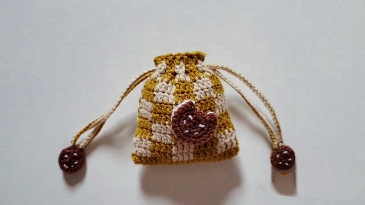 Crochet mini pouch with drawtsings