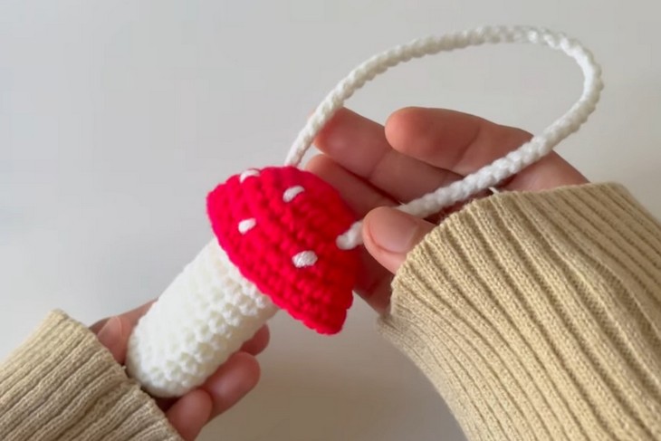 Crochet mushrrom-shaped holder