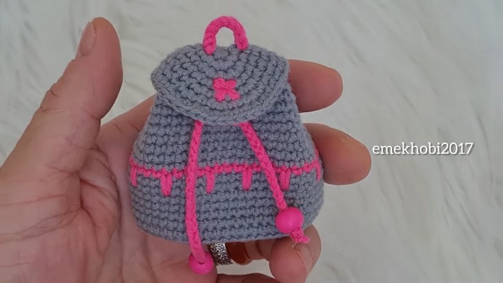 Crochet Colorful Bagpack Keychain Pattern (1)
