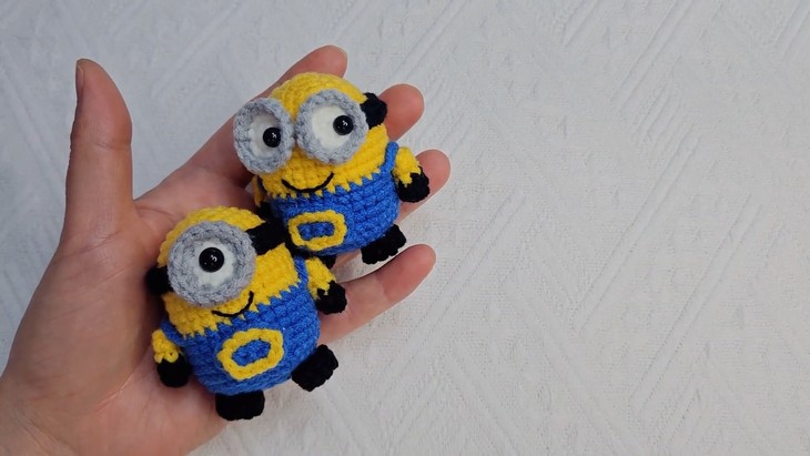 Crochet Minion Amigurumi (4)