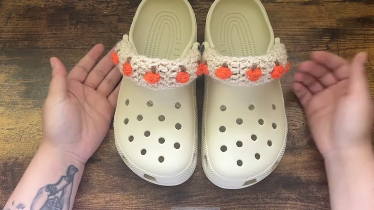 Crochet Pumkn Strap Croc Cover (2)