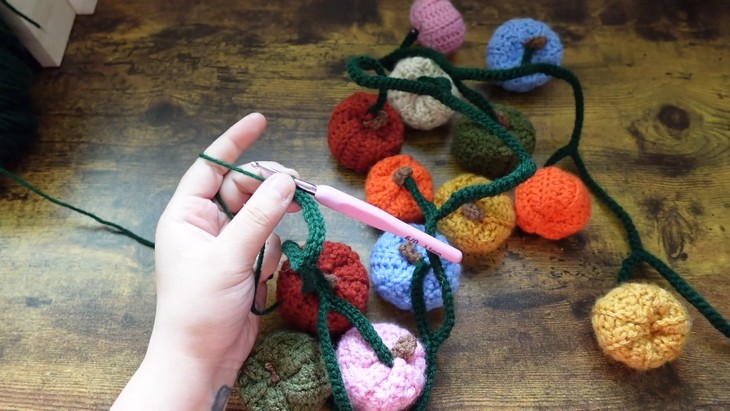 Crochet Pumpkin Garland (4)