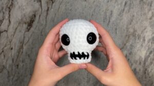 How to Crochet Easy Skull Plushie for Halloween