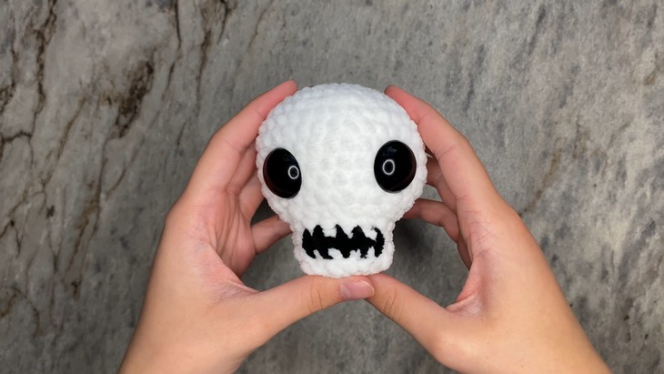 How to Crochet Easy Skull Plushie for Halloween