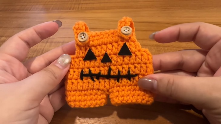 How to sew labubu halloween outfit's facial expression (1)