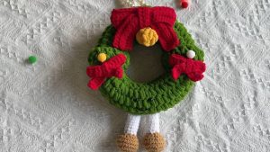 Crochet Christmas Wreath Wreath Ornament Tutorial (1)