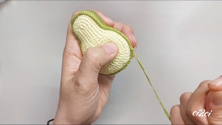 Cute Christmas Avocado Couple Amigurumi Tutorial (4)