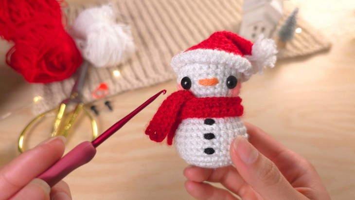 Free Crochet Amigurumi Snowman (1)