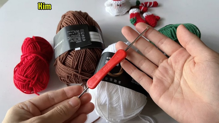 How to Crochet Christmas Ghost ornament (5)