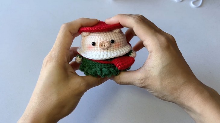 How to Crochet Christmas pig Amigurumi (4)