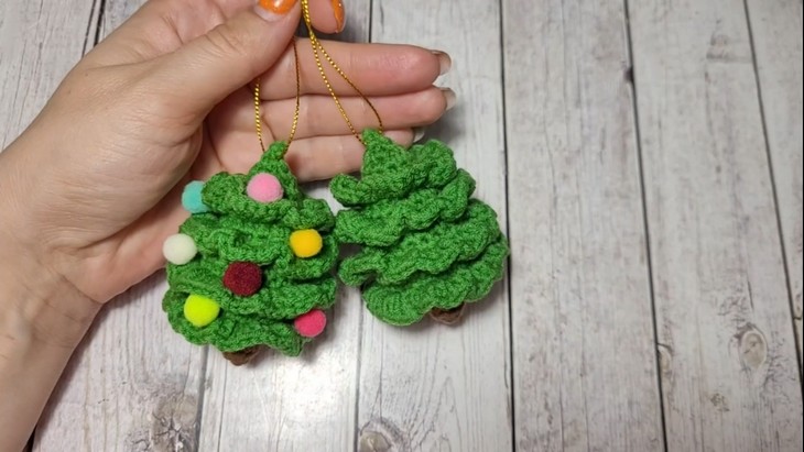 How to Crochet Christmas tree Keychain & ornament (6)