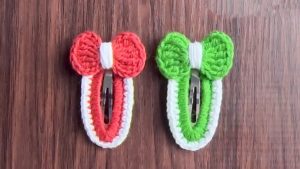 How to Crochet Christmas Bow Hair Clips in Two Colors
