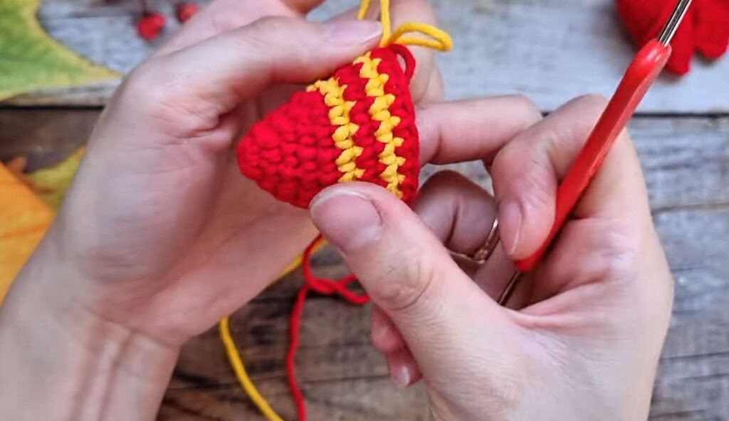Crochet Fish keychain steps (8)