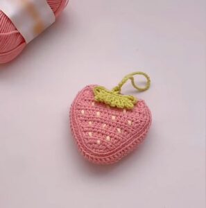 Free Crochet Mesh Strawberry Water Bottle Holder Tutorial