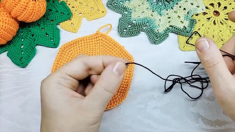 crochet pumpkin and spider pincushion (1)