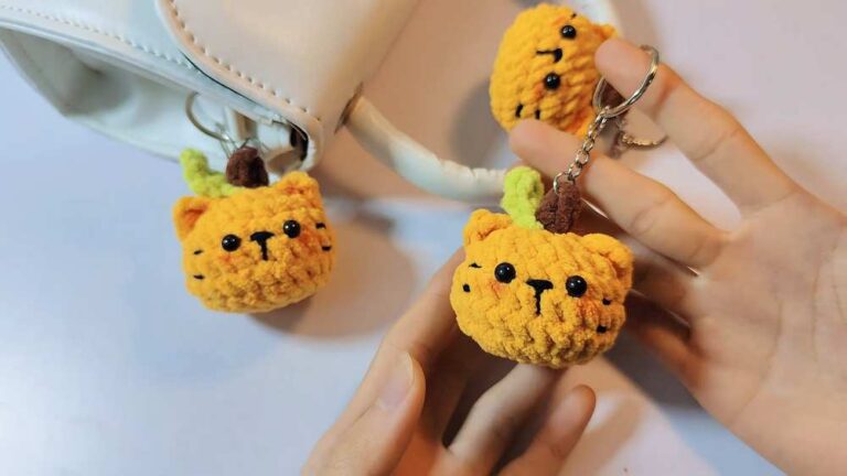 Yuez: Crochet Pumpkin Cat Keychain Plushie Pattern for Halloween