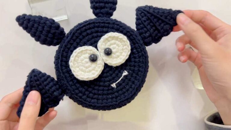 Crochet Bat Trick-or-Treating Pouch for Halloween Pattern (Crossbody Bag )