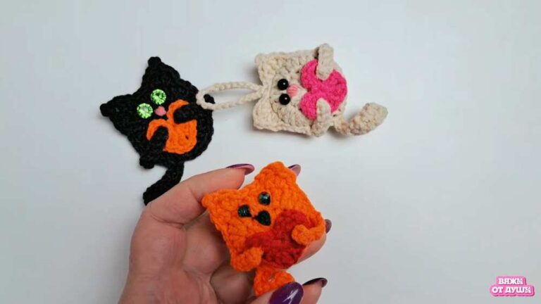 Handmade-top: Free Crochet Cat Holding Heart Applique for Halloween