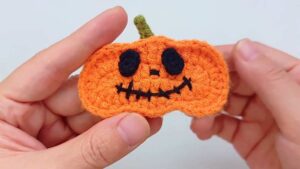 Hui Crochet: How to Crochet Jack-o-Lantern Pumpkin Hairclip for Halloween