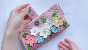 How to Crochet A Flower Applique Decorated Flapped Zipper Pouch