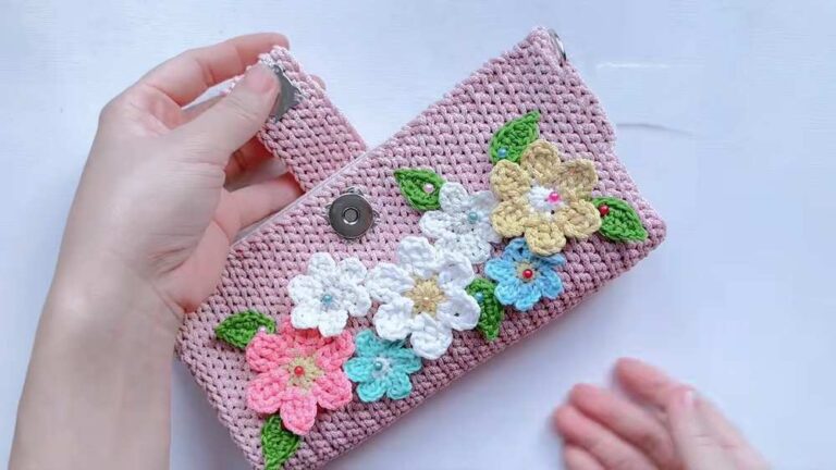 How to Crochet A Flower Applique Decorated Flapped Zipper Pouch